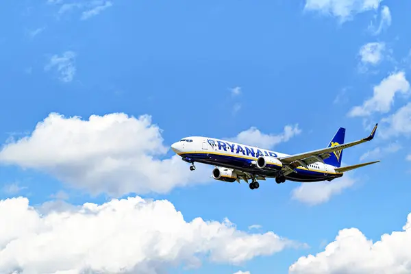 Barselona, İspanya; 30 Mart 2025: Ryanair Boeing 737 Barcelona-El Prat Josep Tarradellas Havaalanına indi.