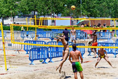 Igualada, Barcelona, İspanya; 13 Temmuz 2024: Şehirde plaj voleybolu oynayan bir grup insan. Spor ve eğlence.