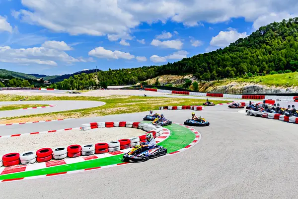 Castelloli, Barcelona; 19 Mayıs 2024: Castelloli, Barcelona 'da bir Karting Parcmotor pistinde genç yarışmacılar.