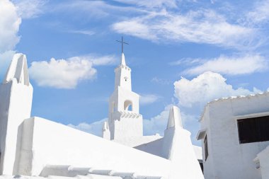 Balearic Adaları, Menorca 'daki Binibeca Vell adlı pitoresk beyaz köyde bir evin merdivenleri.