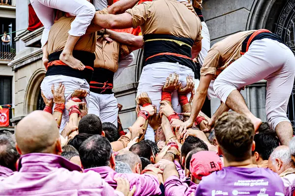 Igualada, Barcelona; 25 Ağustos 2024: Şehrin ana festivalinde Xiquets de Reus grubunun yaptığı insan kulesinin performansı