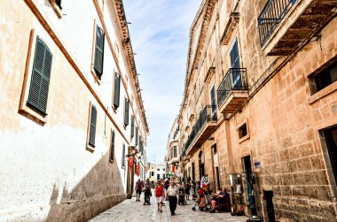 Ciutadella, Menorca, Balear Adaları; 10 Haziran 2023: Ciutadella, Menorca 'nın merkez caddelerinde yürüyen ve alışveriş yapan turistler.