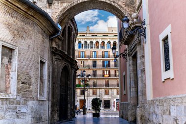 Valencia Koridor Katedrali ile İspanya Bazilikası arasında inşa edilmiş eski Valencia kasabasında.