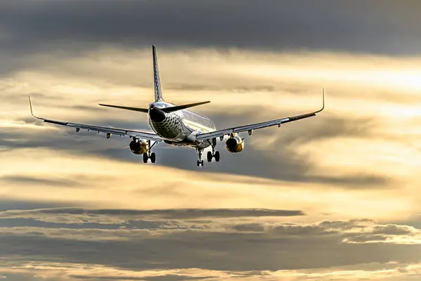 Barselona, İspanya; 1 Kasım 2023: Vueling şirketinin Airbus A321 uçağı, gün batımında Josep Tarradellas Barselona-El Prat havaalanına inmiştir.