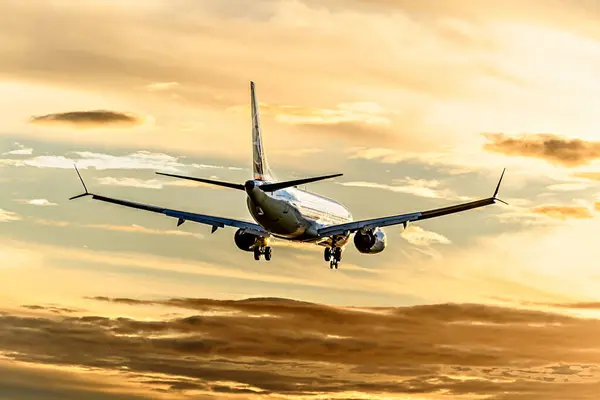 Barselona, İspanya; 1 Kasım 2023: LOT Polonya Havayolları şirketinden Boeing 737 Max uçağı, gün batımında Josep Tarradellas Barselona-El Prat havaalanına indi.