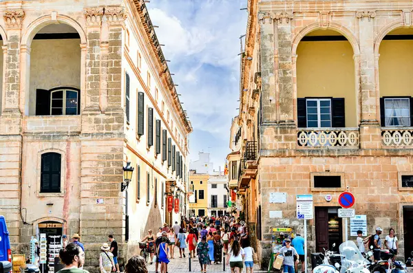 Ciutadella, Menorca, Balear Adaları; 10 Haziran 2023: Ciutadella, Menorca 'nın merkez caddelerinde yürüyen ve alışveriş yapan turistler.