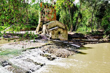 Guadaira Nehri kıyısındaki Algarrobo un değirmeni Alcal de Guadaira, Seville 'deki Oromana Parkı' nda.