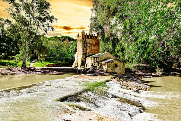 Guadaira Nehri kıyısındaki Algarrobo un değirmeni Alcal de Guadaira, Seville 'deki Oromana Parkı' nda.