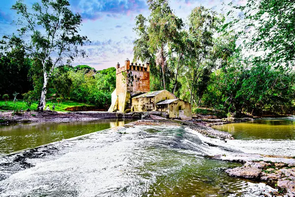 Guadaira Nehri kıyısındaki Algarrobo un değirmeni Alcal de Guadaira, Seville 'deki Oromana Parkı' nda.