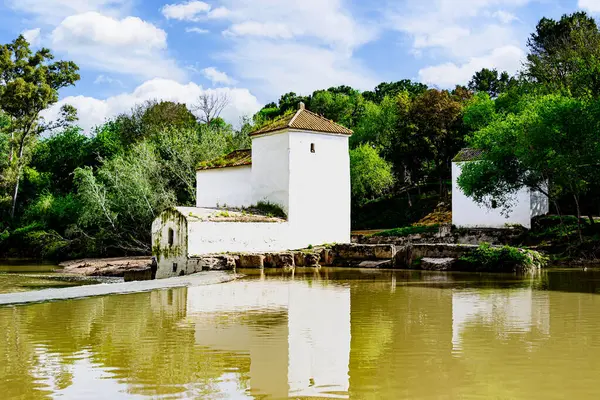San Juan un değirmeni, Guadaira nehrinin kıyısında, Sevilla, Alcal de Guadaira 'daki Oromana Parkı' nda.