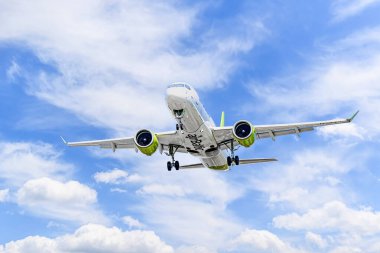 Barcelona, İspanya; 5 Nisan 2025: Air Baltic Airbus A220 Barcelona-El Prat Josep Tarradellas Havaalanına indi.