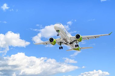 Barcelona, İspanya; 5 Nisan 2025: Air Baltic Airbus A220 Barcelona-El Prat Josep Tarradellas Havaalanına indi.