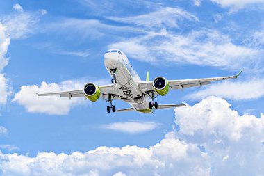 Barcelona, İspanya; 5 Nisan 2025: Air Baltic Airbus A220 Barcelona-El Prat Josep Tarradellas Havaalanına indi.