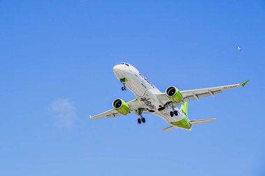 Barcelona, İspanya; 5 Nisan 2025: Air Baltic Airbus A220 Barcelona-El Prat Josep Tarradellas Havaalanına indi.
