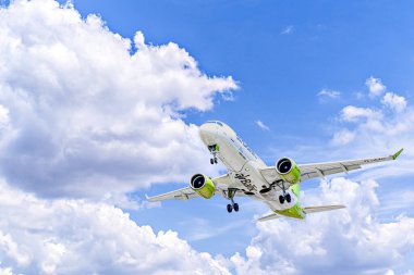 Barcelona, İspanya; 5 Nisan 2025: Air Baltic Airbus A220 Barcelona-El Prat Josep Tarradellas Havaalanına indi.