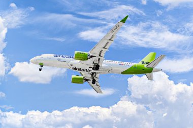 Barcelona, İspanya; 5 Nisan 2025: Air Baltic Airbus A220 Barcelona-El Prat Josep Tarradellas Havaalanına indi.