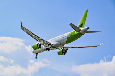Barcelona, İspanya; 5 Nisan 2025: Air Baltic Airbus A220 Barcelona-El Prat Josep Tarradellas Havaalanına indi.