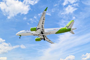 Barcelona, İspanya; 5 Nisan 2025: Air Baltic Airbus A220 Barcelona-El Prat Josep Tarradellas Havaalanına indi.