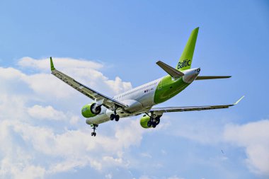 Barcelona, İspanya; 5 Nisan 2025: Air Baltic Airbus A220 Barcelona-El Prat Josep Tarradellas Havaalanına indi.
