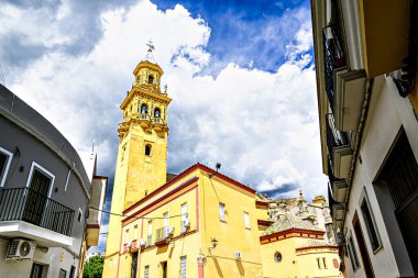 Kule, Santiago de Alcal de Guadara kilisesinin çan kulesi, Plaza del Derribo 'da yer alıyor. Sevilla