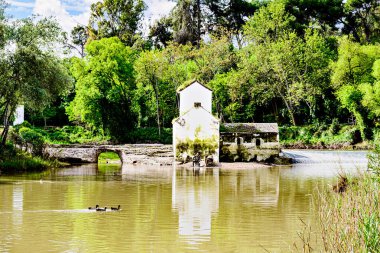 Guadaira Nehri kıyısında, Alcal de Guadaira, Sevilla 'daki Oromana Parkı' nda un değirmeni.