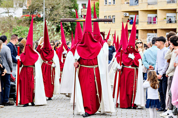 Алькаль-де-Гвадара, Андалусия, Севилья; 14 апреля 2025: Кающиеся Назаряне во время крестного хода Страстной недели в Алькаль-де-Гвадара