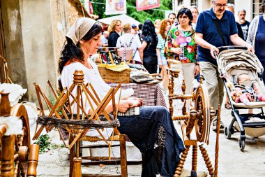 El Bruc, Barcelona; 7 Haziran 2025 Cumartesi: Bruc Timbaler (baterist) Festivali, Fransa Savaş Fuarı. Dönem boyunca dönen bir kadının temsili.