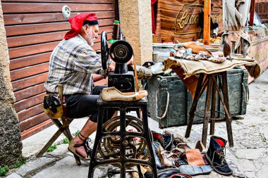 El Bruc, Barcelona; 7 Haziran 2025 Cumartesi: El Bruc Timbaler (davulcu) Festivali, Fransa Savaş Fuarı. O dönemden bir ayakkabıcının temsilcisi