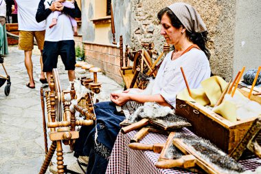 El Bruc, Barcelona; 7 Haziran 2025 Cumartesi: Bruc Timbaler (baterist) Festivali, Fransa Savaş Fuarı. Dönem boyunca dönen bir kadının temsili.