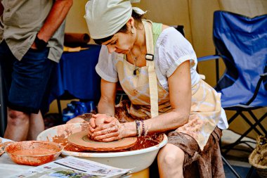 El Bruc, Barcelona; 7 Haziran 2025 Cumartesi: El Bruc Timpanist Festivali, Fransa Savaş Fuarı. Dönem kiliyle çalışan bir çömlekçinin temsili