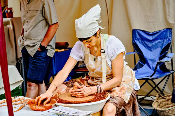 El Bruc, Barcelona; 7 Haziran 2025 Cumartesi: El Bruc Timpanist Festivali, Fransa Savaş Fuarı. Dönem kiliyle çalışan bir çömlekçinin temsili