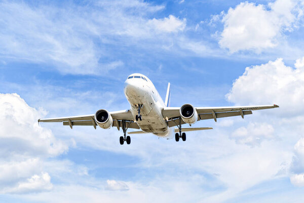 Барселона, Испания; 5 апреля 2025 года: Airbus A318 авиакомпании Air France приземлился в аэропорту Барселоны-Эль-Прат..