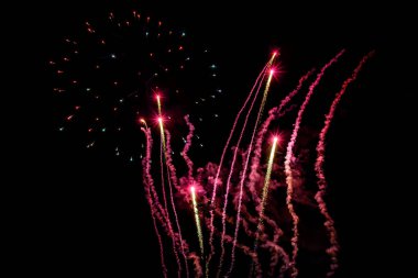 Gece gökyüzünü aydınlatan havai fişekler. Piroteknik, soyut