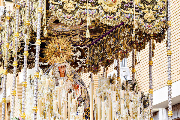 Процессия Богородицы на Страстной неделе в Севилье, Андалусия, Испания
