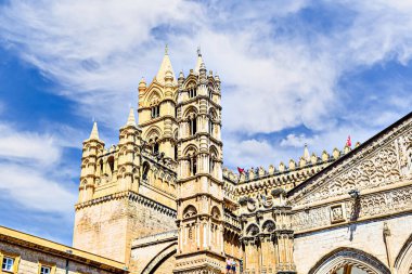 Palermo, İtalya, Sicilya; 18 Temmuz 2025: Bizans bazilikası Palermo Katedrali 'nin dışında gezinen turistler