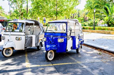 Palermo, İtalya, Sicilya; 18 Temmuz 2025: Piaggio Ape, Palermo şehrinde tipik bir mavi motosiklet.