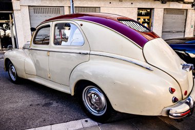 Santa Margarida de Montbui, Barselona, İspanya; 24 Mayıs 2025: Klasik araba sergisi, Peugeot 203. Eski arabalar.