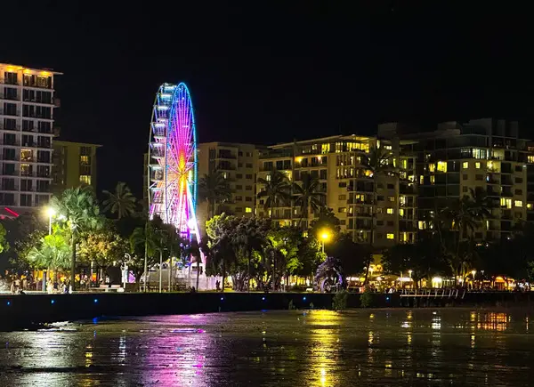 Cairns 'in dönme dolabı. Cairns, Avustralya 'nın Manzaralı Manzarası: Tropikal Kıyı Çizgisi ve Bereketli Dağlar