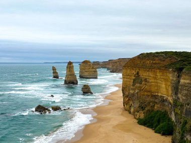 Avustralya Melbourne yakınlarındaki Büyük Okyanus Yolu boyunca 12 Havari Kaya oluşumu