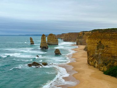 Avustralya Melbourne yakınlarındaki Büyük Okyanus Yolu boyunca 12 Havari Kaya oluşumu
