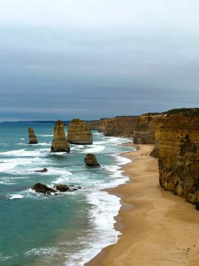 Avustralya Melbourne yakınlarındaki Büyük Okyanus Yolu boyunca 12 Havari Kaya oluşumu