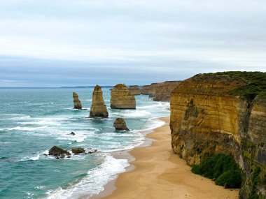 Avustralya Melbourne yakınlarındaki Büyük Okyanus Yolu boyunca 12 Havari Kaya oluşumu