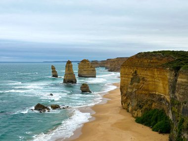 Avustralya Melbourne yakınlarındaki Büyük Okyanus Yolu boyunca 12 Havari Kaya oluşumu