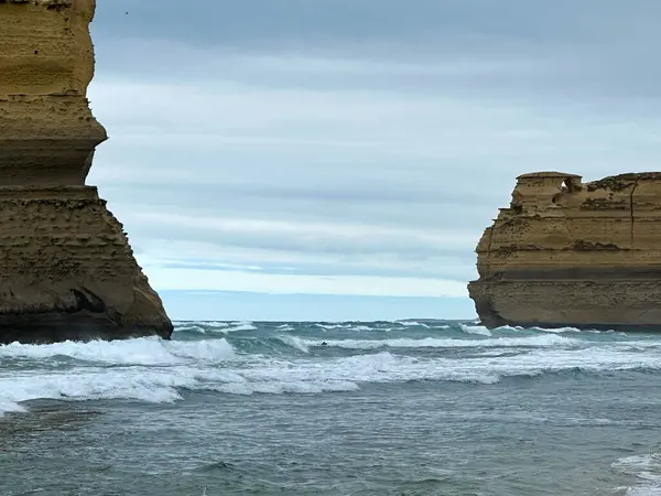 Avustralya Melbourne yakınlarındaki Büyük Okyanus Yolu boyunca 12 Havari Kaya oluşumu
