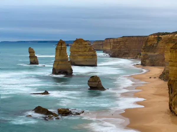 Avustralya Melbourne yakınlarındaki Büyük Okyanus Yolu boyunca 12 Havari Kaya oluşumu