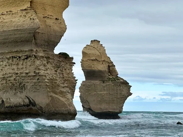 Avustralya Melbourne yakınlarındaki Büyük Okyanus Yolu boyunca 12 Havari Kaya oluşumu