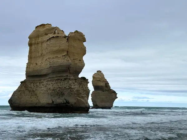 Avustralya Melbourne yakınlarındaki Büyük Okyanus Yolu boyunca 12 Havari Kaya oluşumu