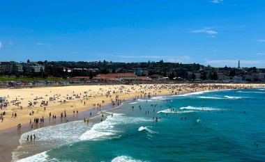 Sörfçülerle Sunny Bondi Plajı ve Muhteşem Sahil Manzaraları, Sydney, Avustralya