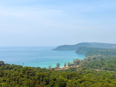 Tembel Plajı. Koh Rong Sanloem, Kamboçya 'daki Tranquil Plajları ve Turkuaz Suları. Kamboçya açıklarında gizli bir mücevher olan Koh Rong Sanloem 'in huzurlu güzelliğini keşfedin. Bu huzurlu görüntüde el değmemiş beyaz kumlu plajlar, kristal berrak turkuaz