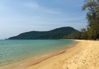 Tembel Plajı. Koh Rong Sanloem, Kamboçya 'daki Tranquil Plajları ve Turkuaz Suları. Kamboçya açıklarında gizli bir mücevher olan Koh Rong Sanloem 'in huzurlu güzelliğini keşfedin. Bu huzurlu görüntüde el değmemiş beyaz kumlu plajlar, kristal berrak turkuaz